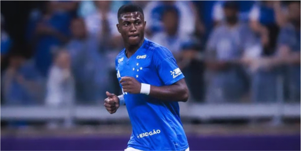 LÁGRIMAS DE NEYSER VILLARREAL EN EL CRUZEIRO. SU ENTRENADOR LO DEFIENDE Y LE PIDE AL HINCHA “ABRAZARLO”